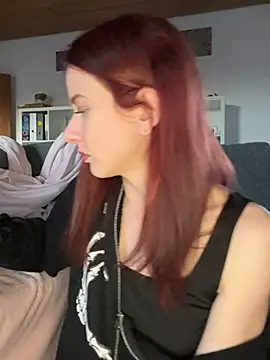Snapshot of SweetSeraphine chatting on 03.18.25 SweetSeraphine online show from 03.18.25