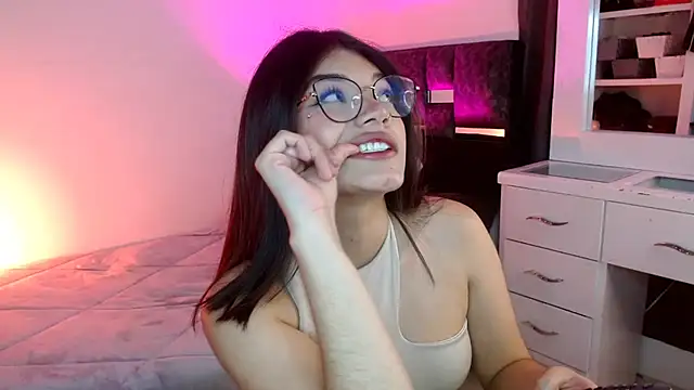 Snapshot of _Camilaaa_ chatting on 10.10.25  Camilaaa  online show from 10.10.25