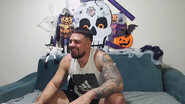 Snapshot of Tiberius_hunk chatting on 10.28.25 Tiberius hunk online show from 10.28.25