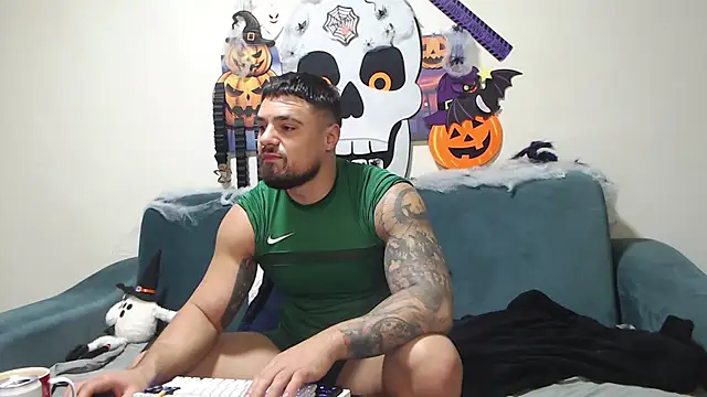 Snapshot of Tiberius_hunk chatting on 11.02.25 Tiberius hunk online show from 11.02.25