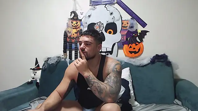 Snapshot of Tiberius_hunk chatting on 11.05.25 Tiberius hunk online show from 11.05.25