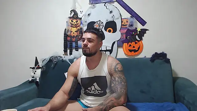 Snapshot of Tiberius_hunk chatting on 11.10.25 Tiberius hunk online show from 11.10.25