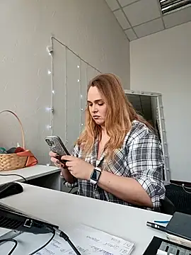 Juicy PeachLux online show from 10.05.25