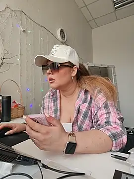 Snapshot of Juicy_PeachLux chatting on 05.13.26 Juicy PeachLux online show from 05.13.26