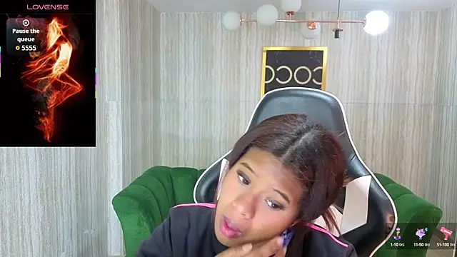 Snapshot of abby1_t_ chatting on 10.17.25 abby1 t online show from 10.17.25
