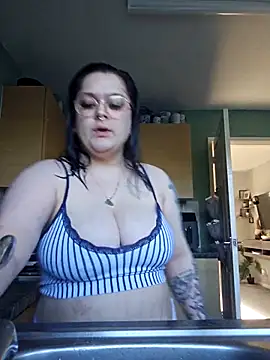Snapshot of Saucy-Serenity chatting on 04.25.26 Saucy-Serenity online show from 04.25.26