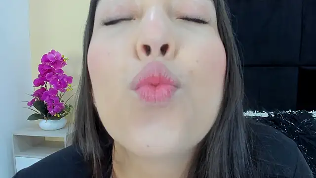 Snapshot of MaddyCrofft chatting on 03.10.26 MaddyCrofft online show from 03.10.26