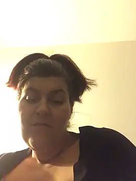 Curvy-Essex-Milf online show from 03.23.25