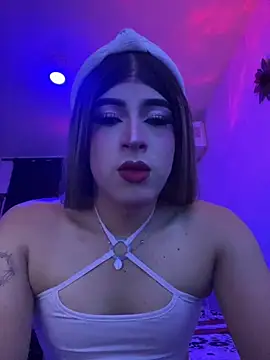 Snapshot of cami-rouxx chatting on 10.22.25 cami-rouxx online show from 10.22.25