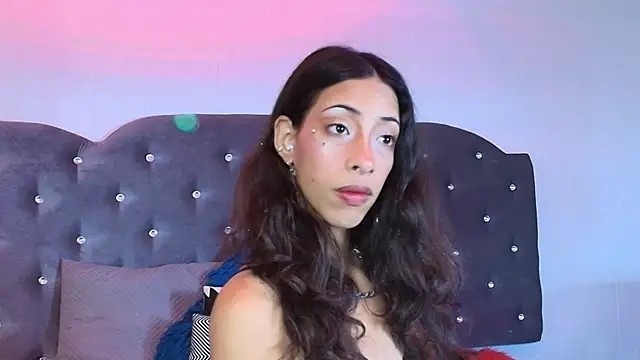 Lia Valmont online show from 02.05.26