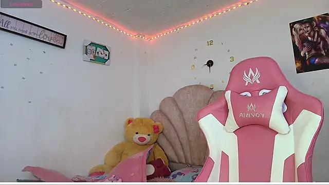 Snapshot of charlotte_walker1 chatting on 04.22.26 charlotte walker1 online show from 04.22.26
