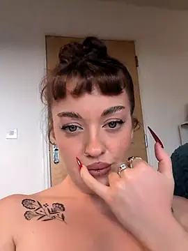 Snapshot of Petite_Juicy_Olive chatting on 05.14.26 Petite Juicy Olive online show from 05.14.26