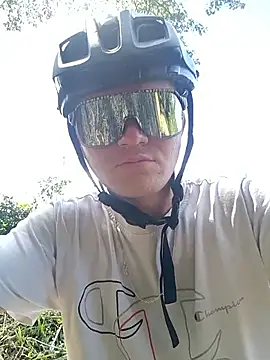 Snapshot of JuanMaty chatting on 11.17.25 JuanMaty online show from 11.17.25