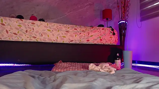 catmolly  online show from 04.16.26