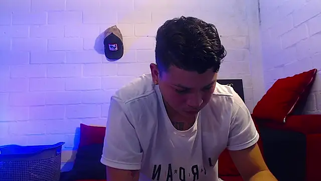 Snapshot of juan_montoyasex chatting on 03.17.25 juan montoyasex online show from 03.17.25