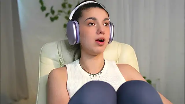 Snapshot of mystica_ chatting on 03.17.25 mystica online show from 03.17.25