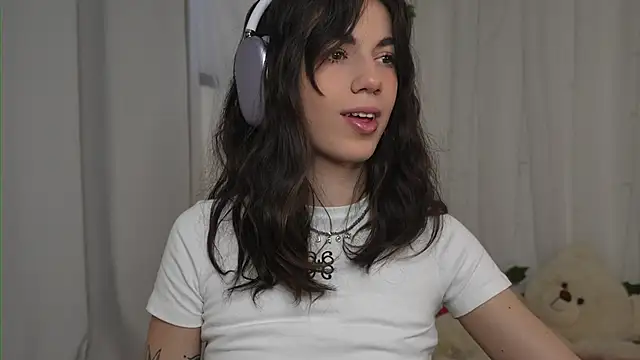Snapshot of mystica_ chatting on 10.18.25 mystica online show from 10.18.25