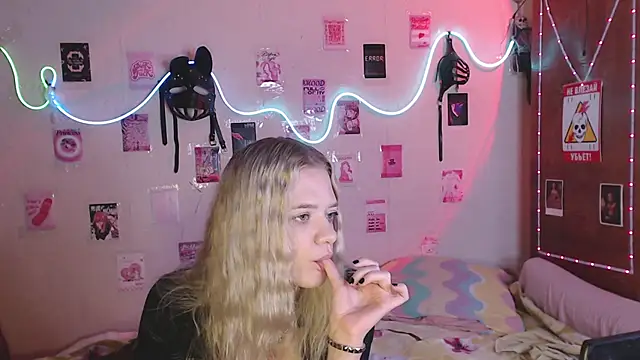 Snapshot of Your_Horny_Friends chatting on 09.09.25 Your Horny Friends online show from 09.09.25