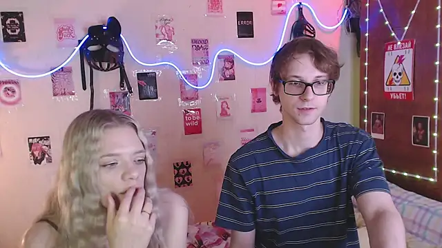 Snapshot of Your_Horny_Friends chatting on 09.19.25 Your Horny Friends online show from 09.19.25