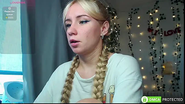 Snapshot of Mia__Kitty chatting on 10.17.25 Mia  Kitty online show from 10.17.25