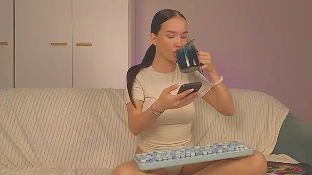 Snapshot of EmiliaDroll chatting on 10.19.25 EmiliaDroll online show from 10.19.25