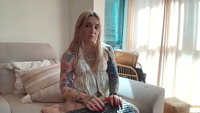 Snapshot of tattoobbgirl chatting on 04.28.26 tattoobbgirl online show from 04.28.26