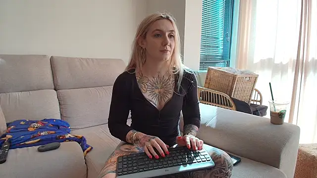 Snapshot of tattoobbgirl chatting on 05.01.26 tattoobbgirl online show from 05.01.26