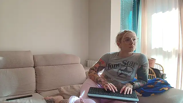 Snapshot of tattoobbgirl chatting on 06.12.26 tattoobbgirl online show from 06.12.26