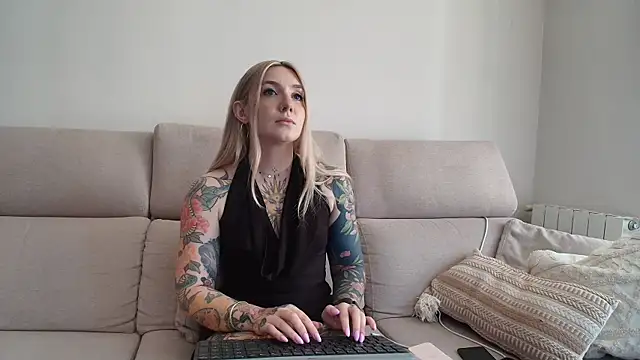 Snapshot of tattoobbgirl chatting on 07.28.26 tattoobbgirl online show from 07.28.26