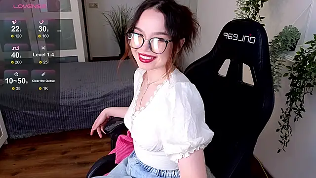 Snapshot of maddymystie chatting on 03.17.25 maddymystie online show from 03.17.25