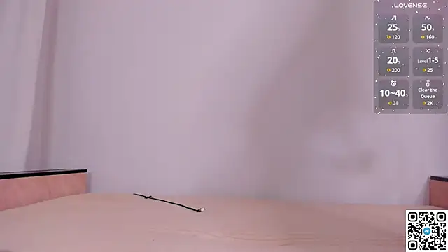 Snapshot of emmelieflorence chatting on 10.25.25 emmelieflorence online show from 10.25.25