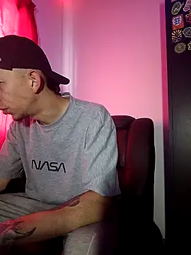 Snapshot of Chris__Jones chatting on 09.11.25 Chris Jones online show from 09.11.25