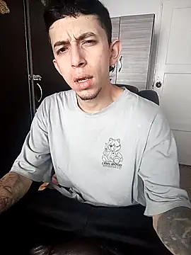 Snapshot of Chris__Jones chatting on 10.19.25 Chris Jones online show from 10.19.25