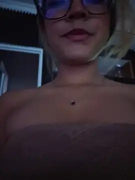 Snapshot of Pretty_roxxyy chatting on 04.26.26 Pretty roxxyy online show from 04.26.26