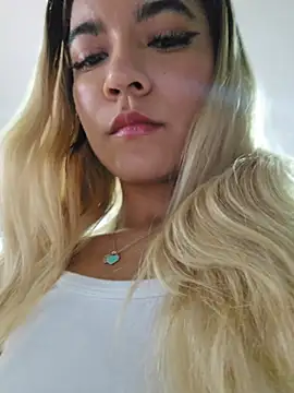 Snapshot of Pretty_roxxyy chatting on 05.17.26 Pretty roxxyy online show from 05.17.26