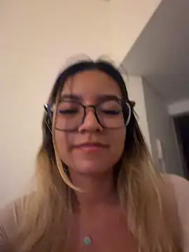 Snapshot of Pretty_roxxyy chatting on 06.17.26 Pretty roxxyy online show from 06.17.26