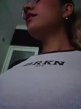 Snapshot of Pretty_roxxyy chatting on 06.27.26 Pretty roxxyy online show from 06.27.26