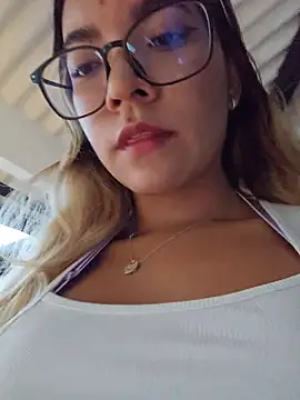 Snapshot of Pretty_roxxyy chatting on 07.18.26 Pretty roxxyy online show from 07.18.26