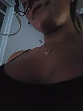 Snapshot of Pretty_roxxyy chatting on 07.21.26 Pretty roxxyy online show from 07.21.26