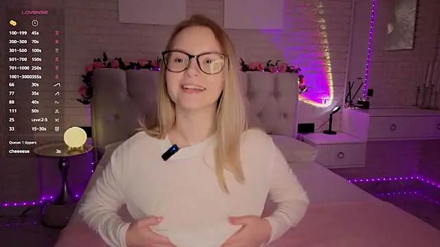 Snapshot of FlowersLover chatting on 10.14.25 FlowersLover online show from 10.14.25