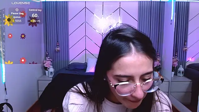 Snapshot of alesiamoore chatting on 03.04.26 alesiamoore online show from 03.04.26