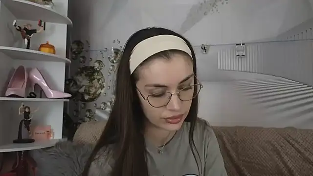 Snapshot of EvoletteLouLou chatting on 11.05.25 EvoletteLouLou online show from 11.05.25