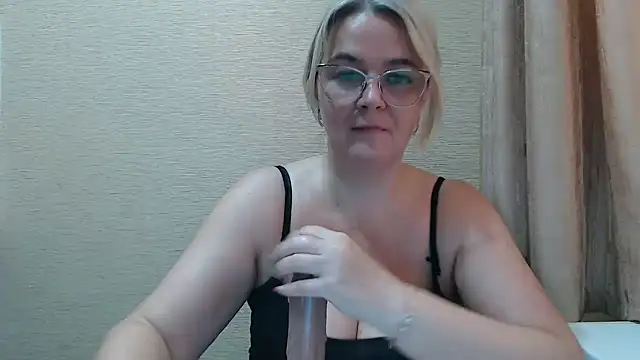 Snapshot of EleanoraDream chatting on 06.16.26 EleanoraDream online show from 06.16.26