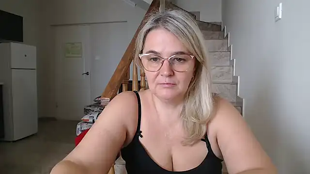 Snapshot of EleanoraDream chatting on 06.28.26 EleanoraDream online show from 06.28.26