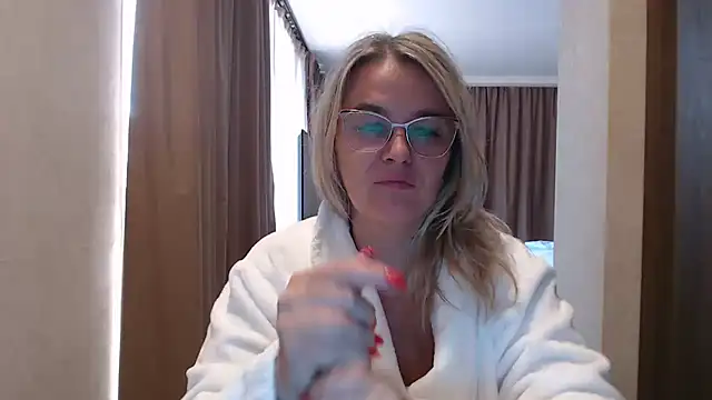Snapshot of EleanoraDream chatting on 07.27.26 EleanoraDream online show from 07.27.26
