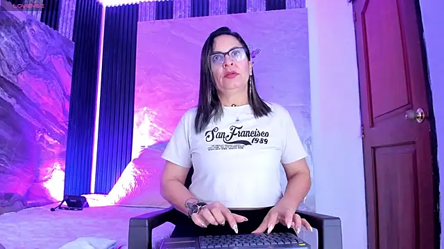 Snapshot of Agatha_Pleasure chatting on 04.18.26 Agatha Pleasure online show from 04.18.26