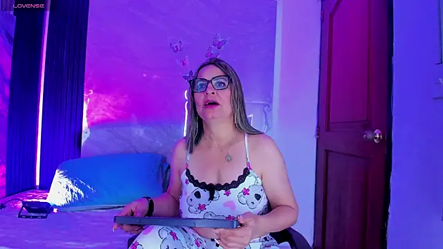Snapshot of Agatha_Pleasure chatting on 04.23.26 Agatha Pleasure online show from 04.23.26