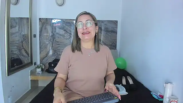 Snapshot of Agatha_Pleasure chatting on 06.16.26 Agatha Pleasure online show from 06.16.26