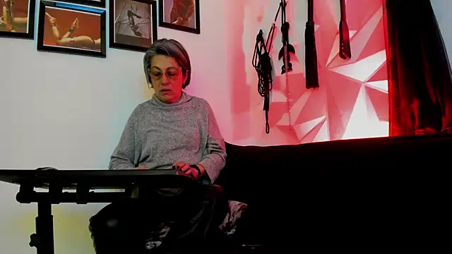Snapshot of MistressNyx_cg chatting on 10.14.25 MistressNyx cg online show from 10.14.25