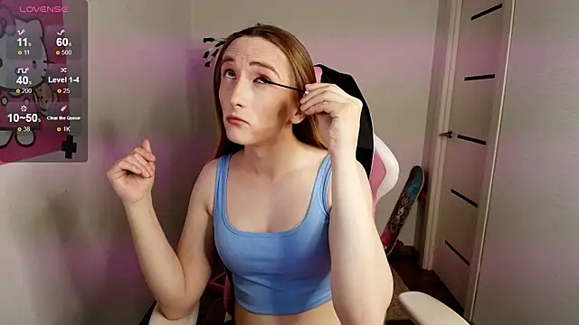 Snapshot of Vi_Luxy chatting on 10.18.25 Vi Luxy online show from 10.18.25
